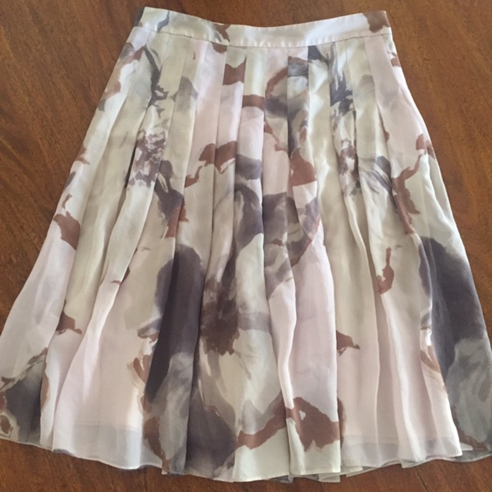 Theory like new silk print skirt.